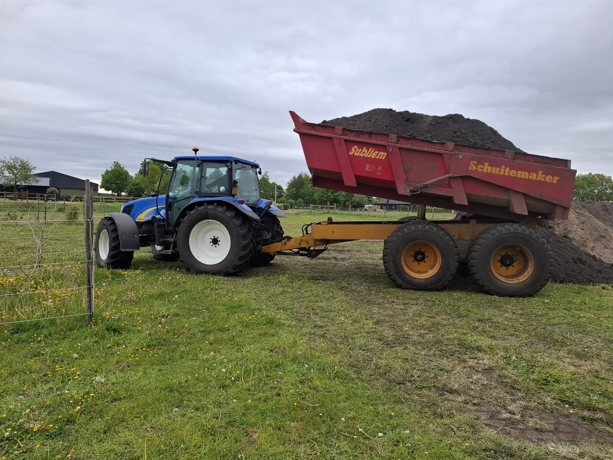 New Holland T5050 met Schuitemaker dumper