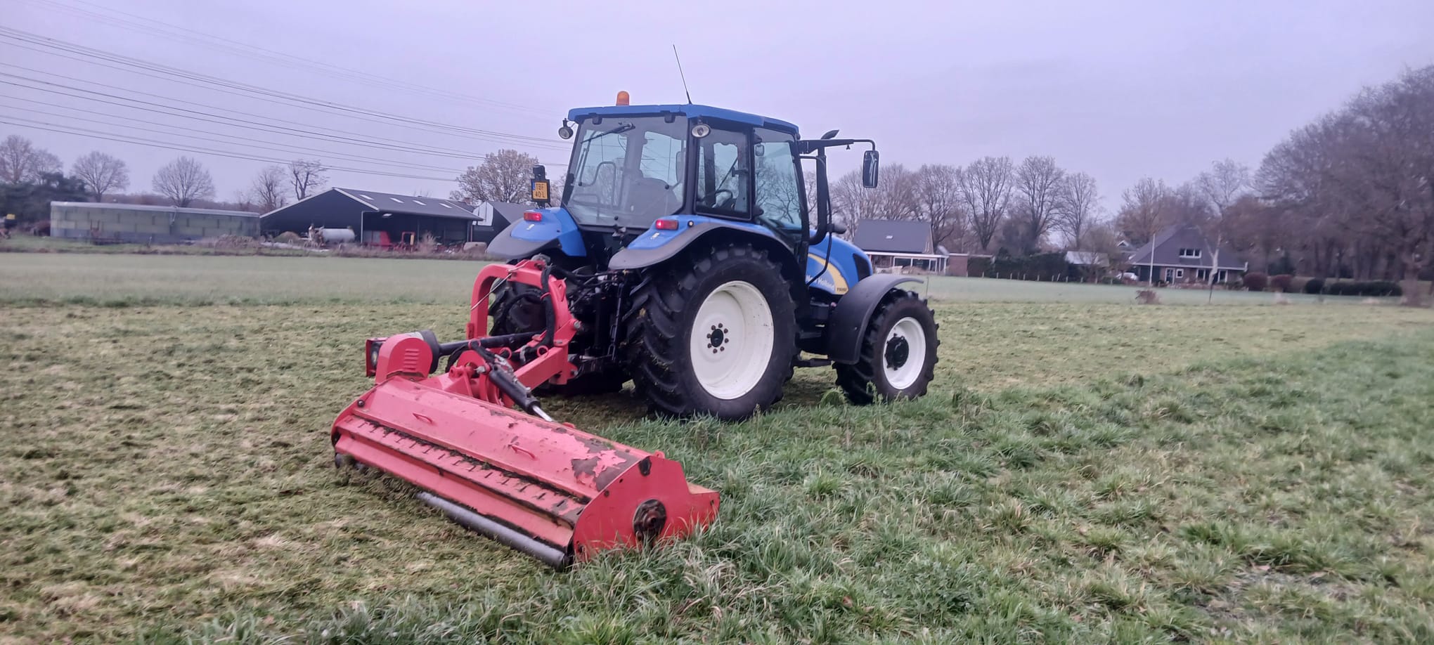 Klepelmaaien met de New Holland T5050