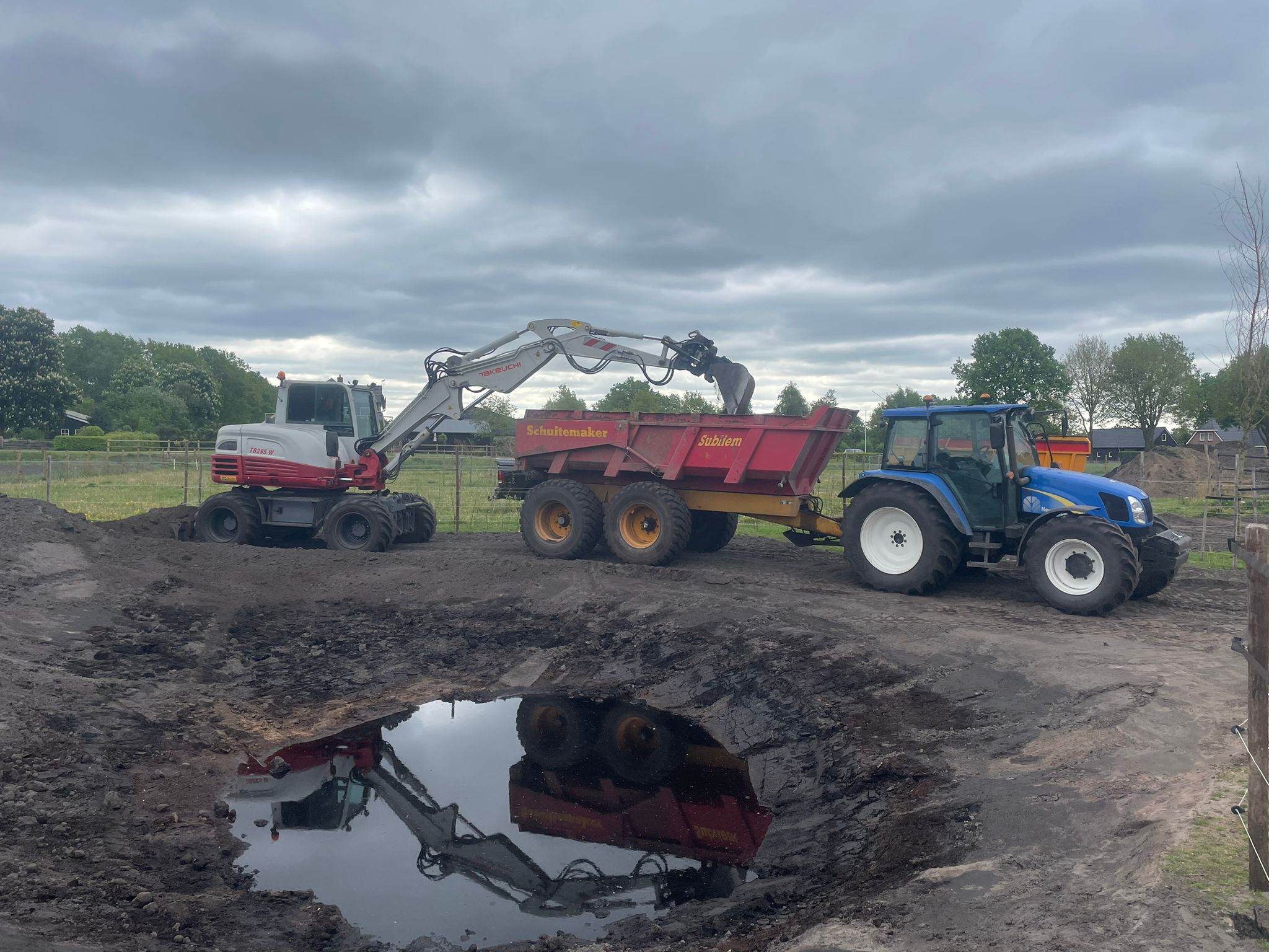 Kraan, tractor en dumper aan het werk